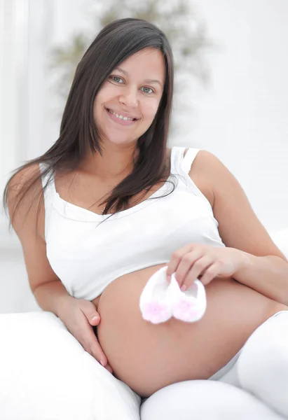 Красива вагітна жінка сидить у вітальні . — стокове фото