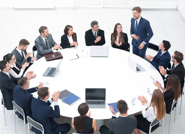 Gente de negocios aplaudiendo orador en una reunión de negocios . — Foto de Stock