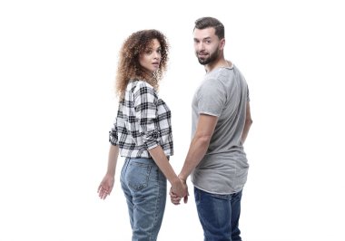 Arkadan görünüş elele ve kameraya bakarak mutlu çift