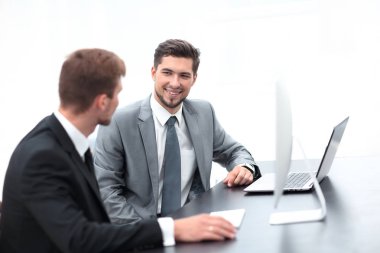 Masada oturan meslektaşı ile Yöneticisi