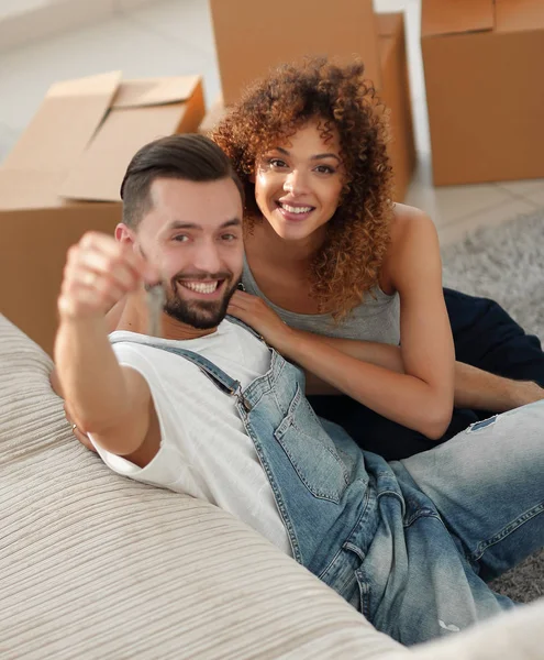 Νεαρό ζευγάρι κρατώντας πατημένο το πλήκτρο σε ένα νέο διαμέρισμα — Φωτογραφία Αρχείου