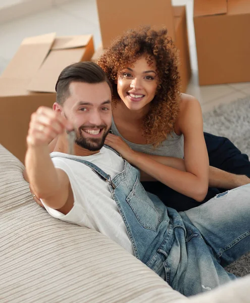 Pareja joven sosteniendo la llave de un nuevo apartamento — Foto de Stock