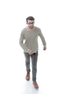 modern genç adam güvenle ileri gider