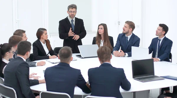 Homem de negócios falando sobre uma proposta nas negociações. — Fotografia de Stock