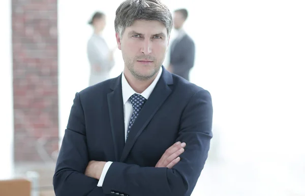 Retrato de empresario confiado en el fondo de la oficina —  Fotos de Stock