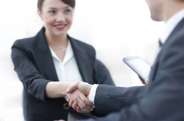 Primer plano de la mujer de negocios estrechando la mano con su colega . — Foto de Stock