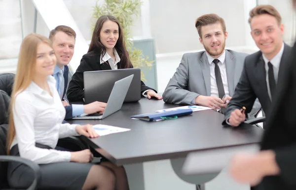 Porträt eines erfolgreichen Geschäftsteams am Arbeitsplatz — Stockfoto