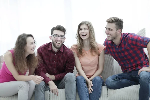 gençlerin grup kanepede oturan neşeli.