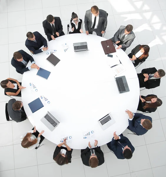 Vista desde la parte superior. Socios comerciales de la reunión para la mesa redonda. — Foto de Stock