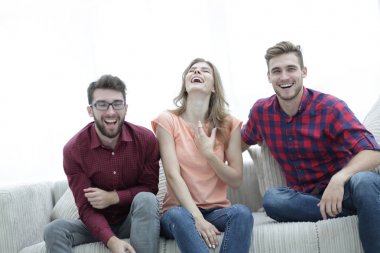 gülüyor ve kanepede oturan gençlerin grup