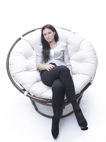 现代的年轻女子坐在一张圆圆的舒适柔软的椅子上 — 图库照片