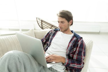 dizüstü bilgisayar ile ciddi genç adam.