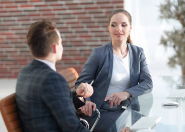 aktif genç kadın çalışanın ofis