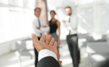 arka plan görüntüsü için bir el sıkışma el uzatarak işadamı.