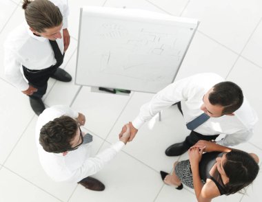 En baştan görüntüleyin. arka plan resmi el sıkışmasının iş ortakları