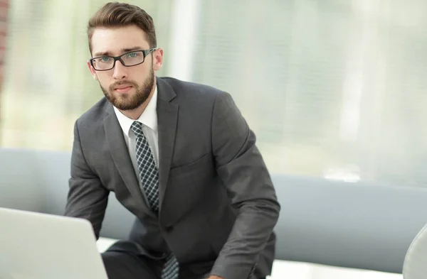 Porträt eines modernen Geschäftsmannes am Schreibtisch. — Stockfoto