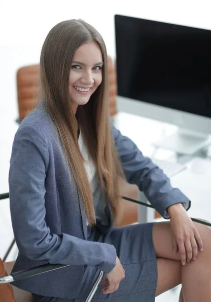 Werknemer van de vrouwelijke vestiging zit aan een bureau — Stockfoto