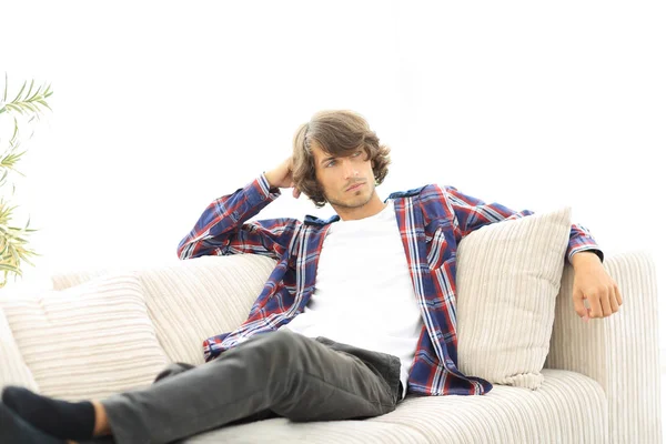 ciddi modern adam kanepede oturan