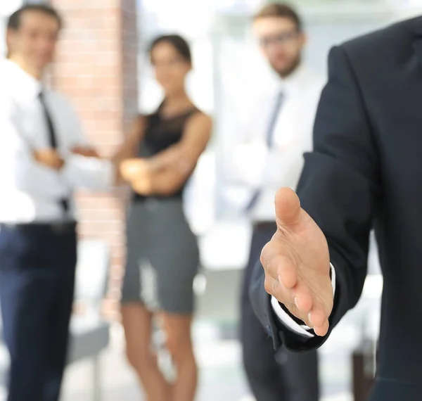 Erfolgreicher Geschäftsmann gibt die Hand — Stockfoto