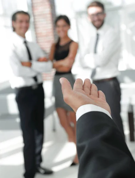 Vista posteriore.primo piano. uomo d'affari che tende la mano per una stretta di mano . — Foto Stock