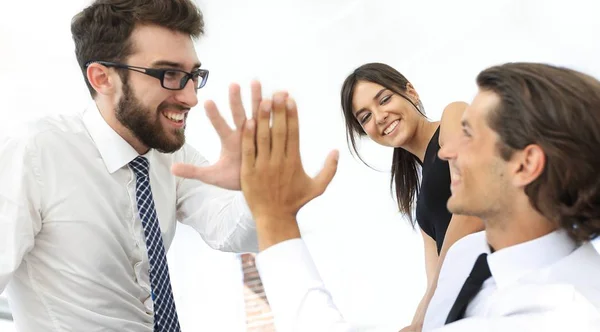 Colegas de negócios dando uns aos outros cinco altos . — Fotografia de Stock