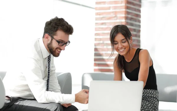 Homme et femme sont à la table au bureau . — Photo