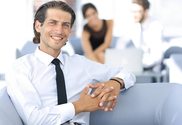 Portrait d'un jeune homme d'affaires sur fond flou bureau — Photo