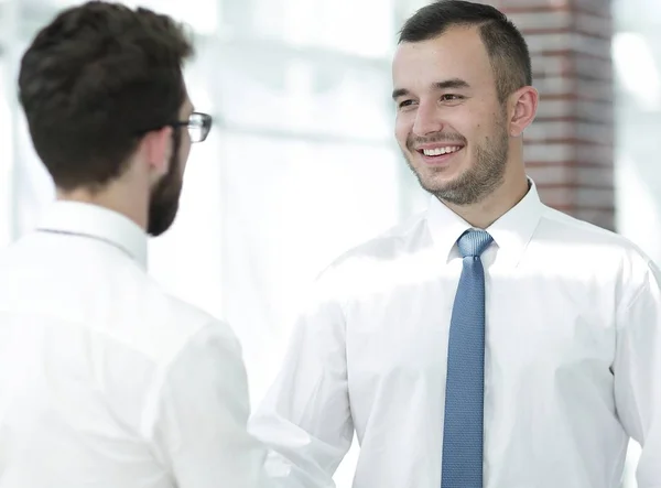 Empleados se saludan dándose la mano — Foto de Stock