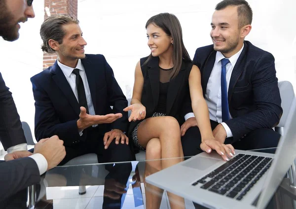 Close up.business team tiene una discussione — Foto Stock