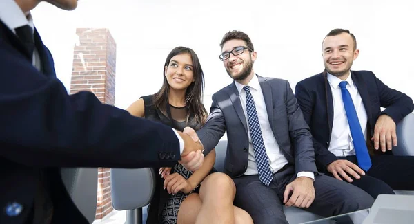 Handshake Gerente y el cliente en una reunión en el vestíbulo de la oficina. —  Fotos de Stock