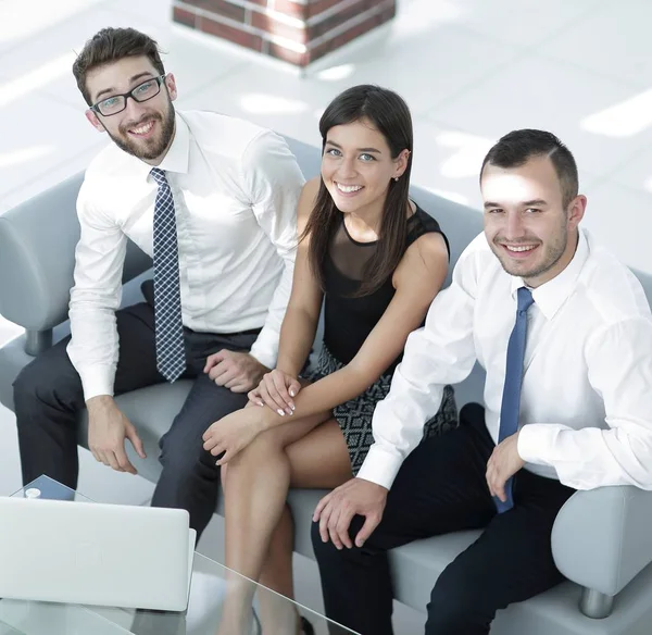 Vriendelijke business team zit in de lobby van het kantoor — Stockfoto