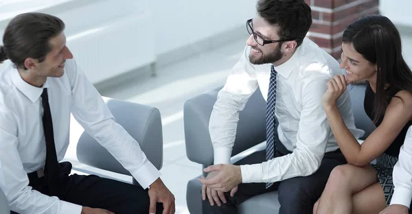 Çalışanların ofis lobisinde oturan. — Stok fotoğraf