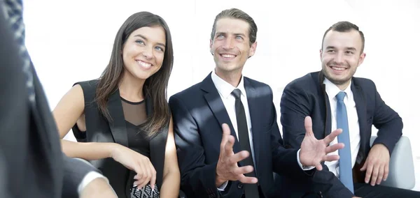 Handshake Gerente y el cliente en una reunión en el vestíbulo de la oficina. —  Fotos de Stock