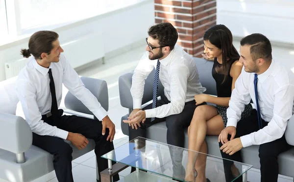 Çalışanların ofis lobisinde oturan. — Stok fotoğraf