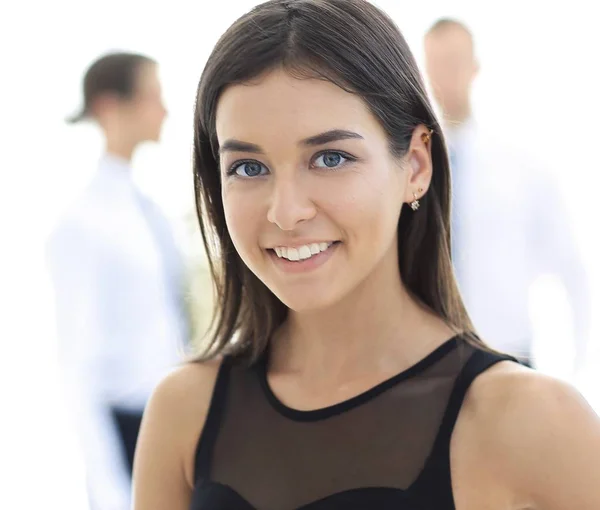 Retrato de mujer de negocios joven sobre fondo borroso . — Foto de Stock