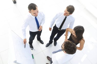 arka plan resmi bir iş takımının yeni fikirler tartışıyor.