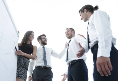 Genç çalışan arkadaşları flipchart fikirlerini olduğunu.