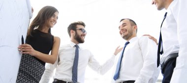 Genç çalışan arkadaşları flipchart fikirlerini olduğunu.