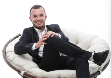 genç işadamı rahat bir sandalyede oturuyor