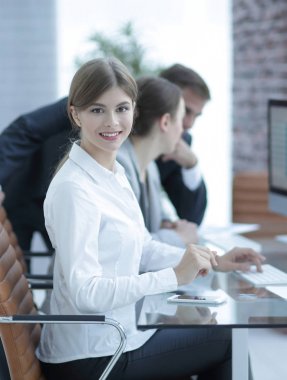 Masada oturan genç bir çalışan.