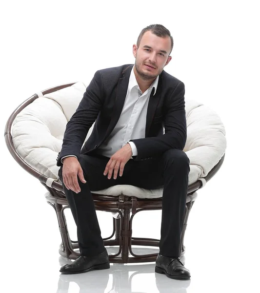 Jeune homme d'affaires assis dans une chaise confortable — Photo