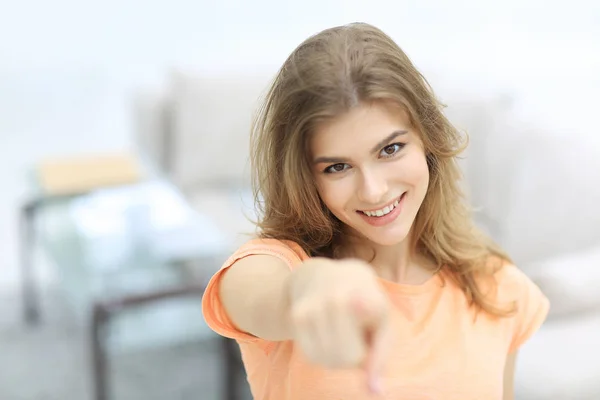 Close-up van een zeker jonge vrouw toont hand naar voren. — Stockfoto