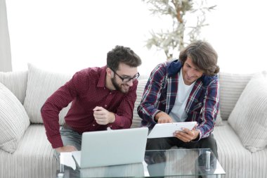 yaratıcı web tasarımcıları bir tablet ve bir dizüstü bilgisayar ile çalışma.