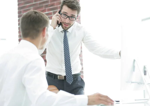 Empresário confiante resolve problemas de trabalho — Fotografia de Stock