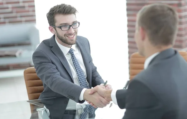 Begrüßung und Handschlag mit Geschäftspartnern — Stockfoto