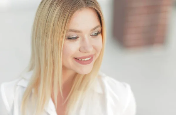 Primer plano de una hermosa joven — Foto de Stock