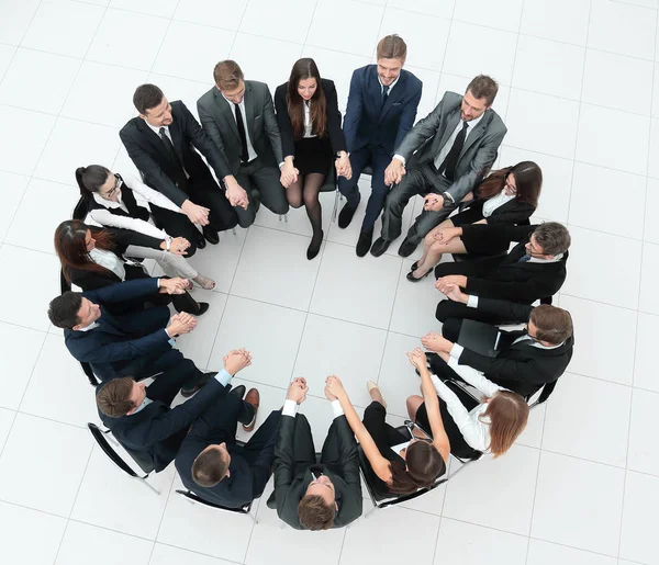 Concept van teambuilding.large business team zit in een cirkel — Stockfoto