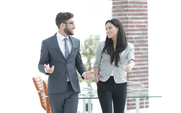 Empleados de la empresa discuten temas de trabajo de pie en la oficina —  Fotos de Stock