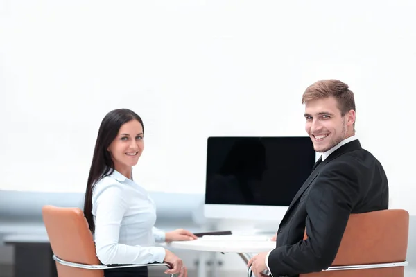 Deux employés réussis assis derrière un bureau — Photo