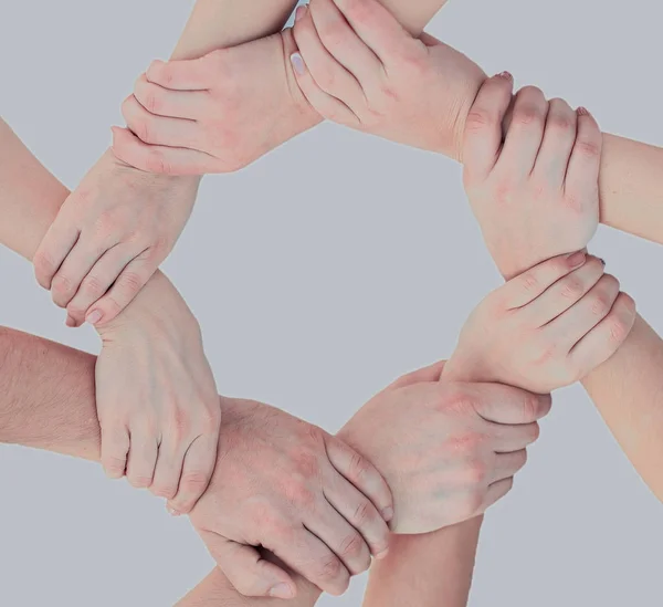 Les gens d'affaires joignent les mains dans un cercle dans le bureau — Photo
